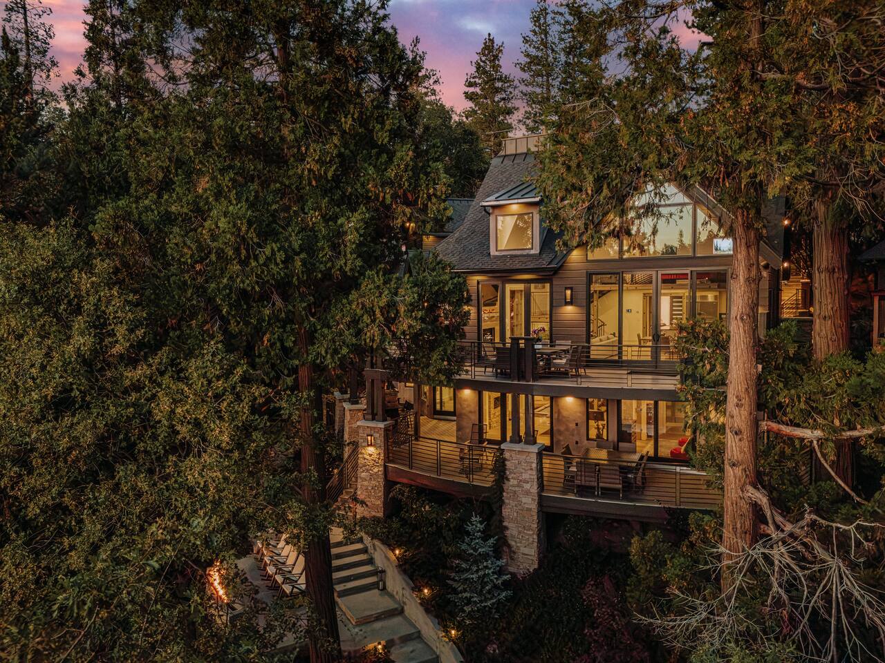 Lakefront Family-Friendly 6-Bedroom w/ Lake Access