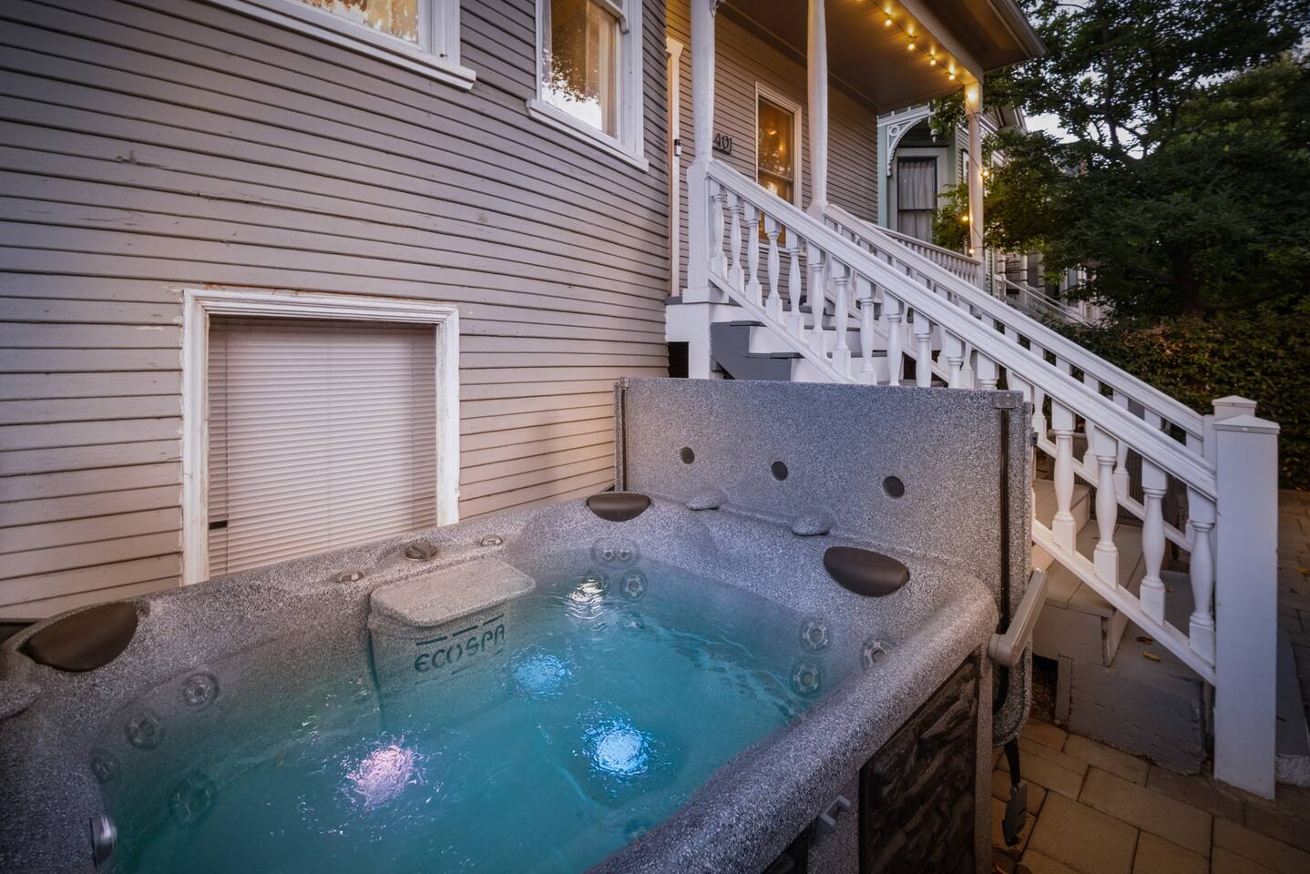 The Monroe|Downtown| Slps 6|Fire Pit|Hot tub|