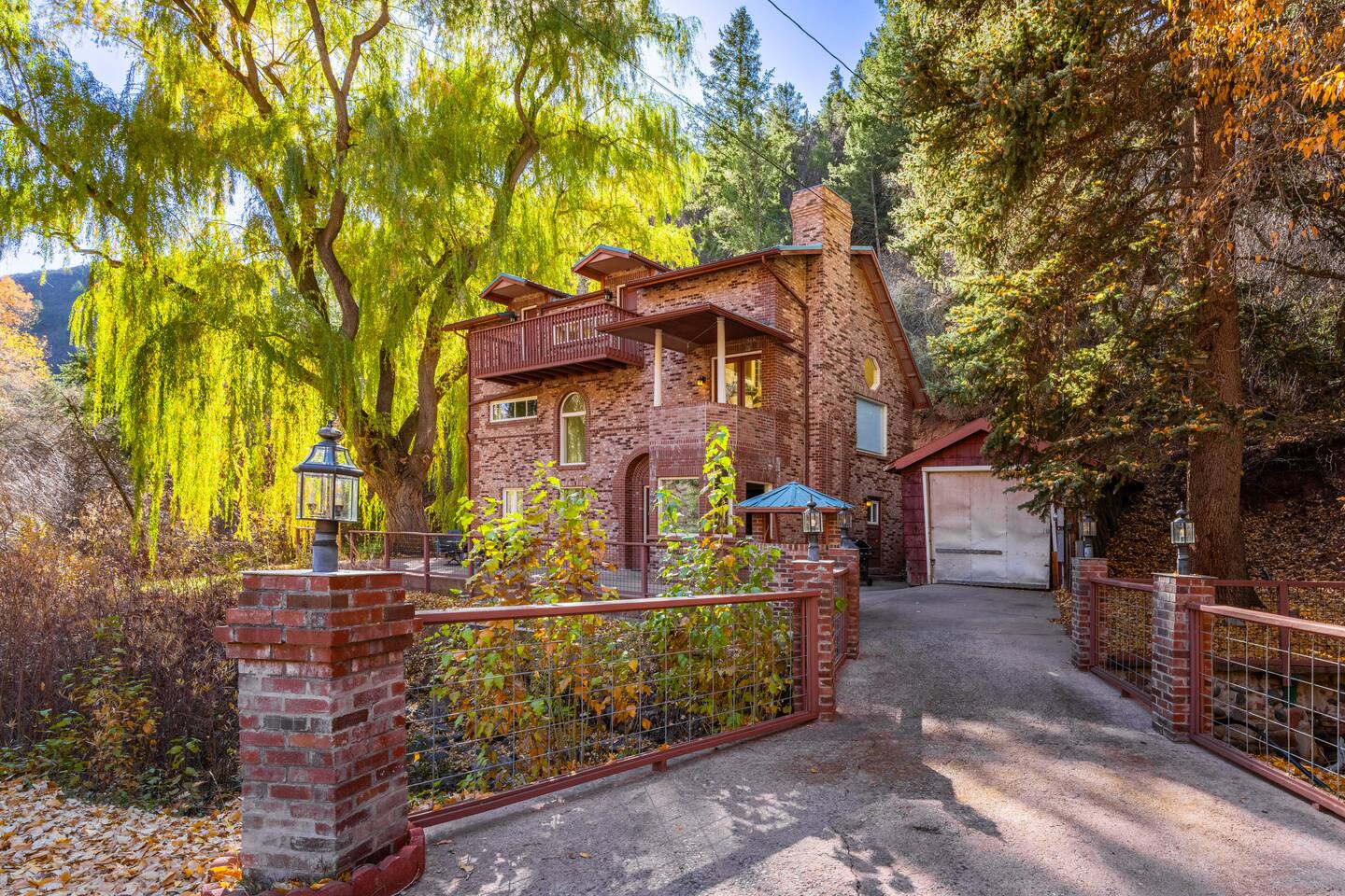 Creekside Mtn Villa: Skiing & Hot Springs Nearby