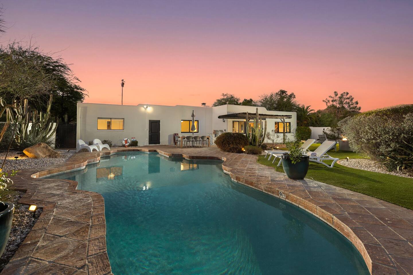 High-Style Stay | Camelback Views, 3 Kings+, Pool - Holiday Home