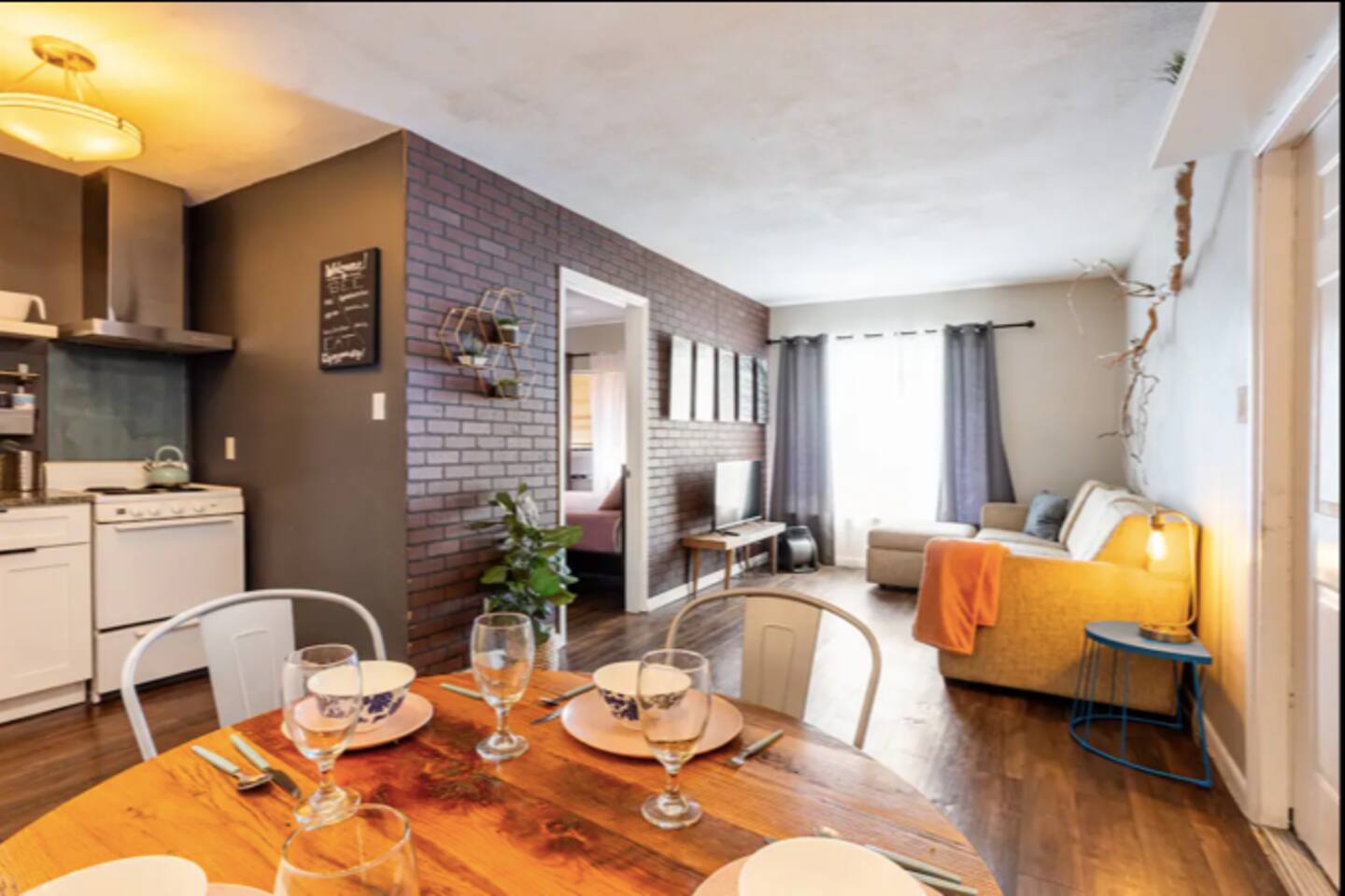 King Bed in MidtownWalk to Alessi Bakery & Midtown - Apartment