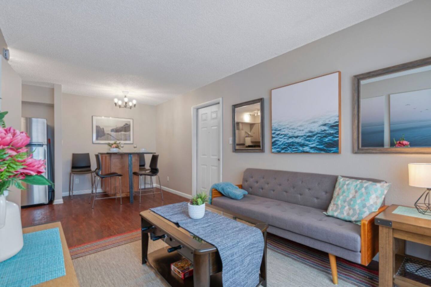 Midtown Mod w/King Bed+Fooseball