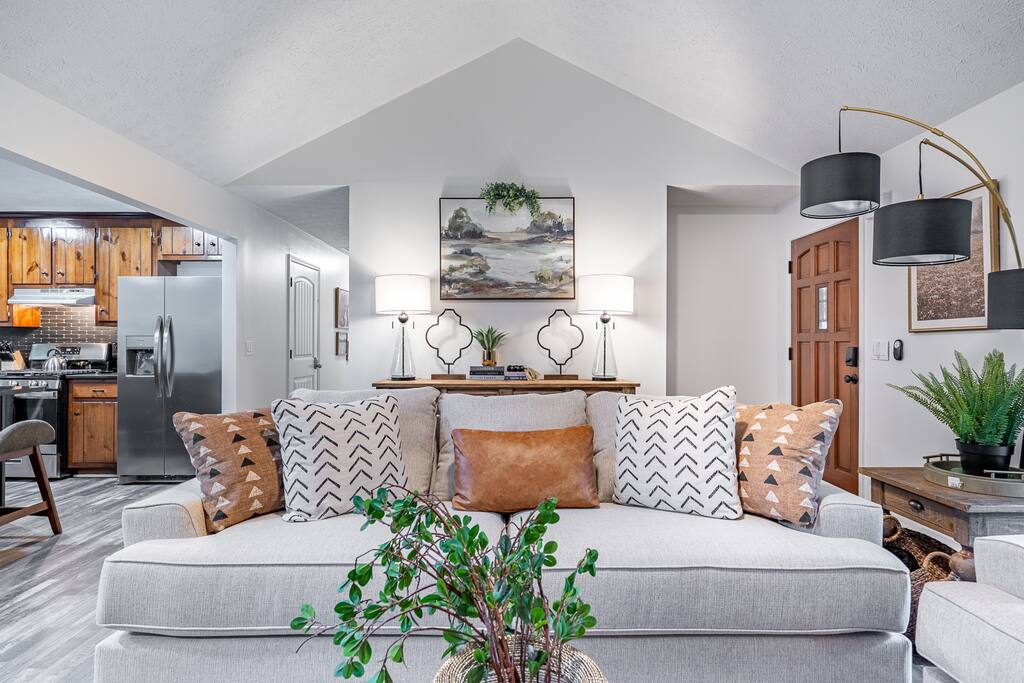 Modern Woodstock Family Home - Near Shops & Parks