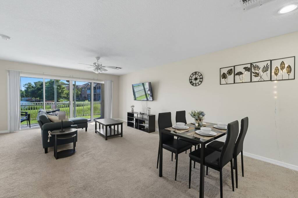 Spacious 2BR Condo Near Disney | Pool & Basketball
