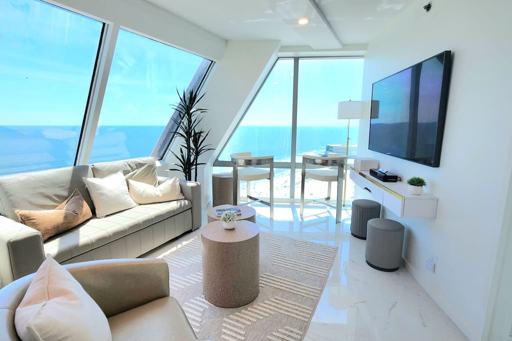 Modern Penthouse- 2BRM w/Panoramic Ocean Views