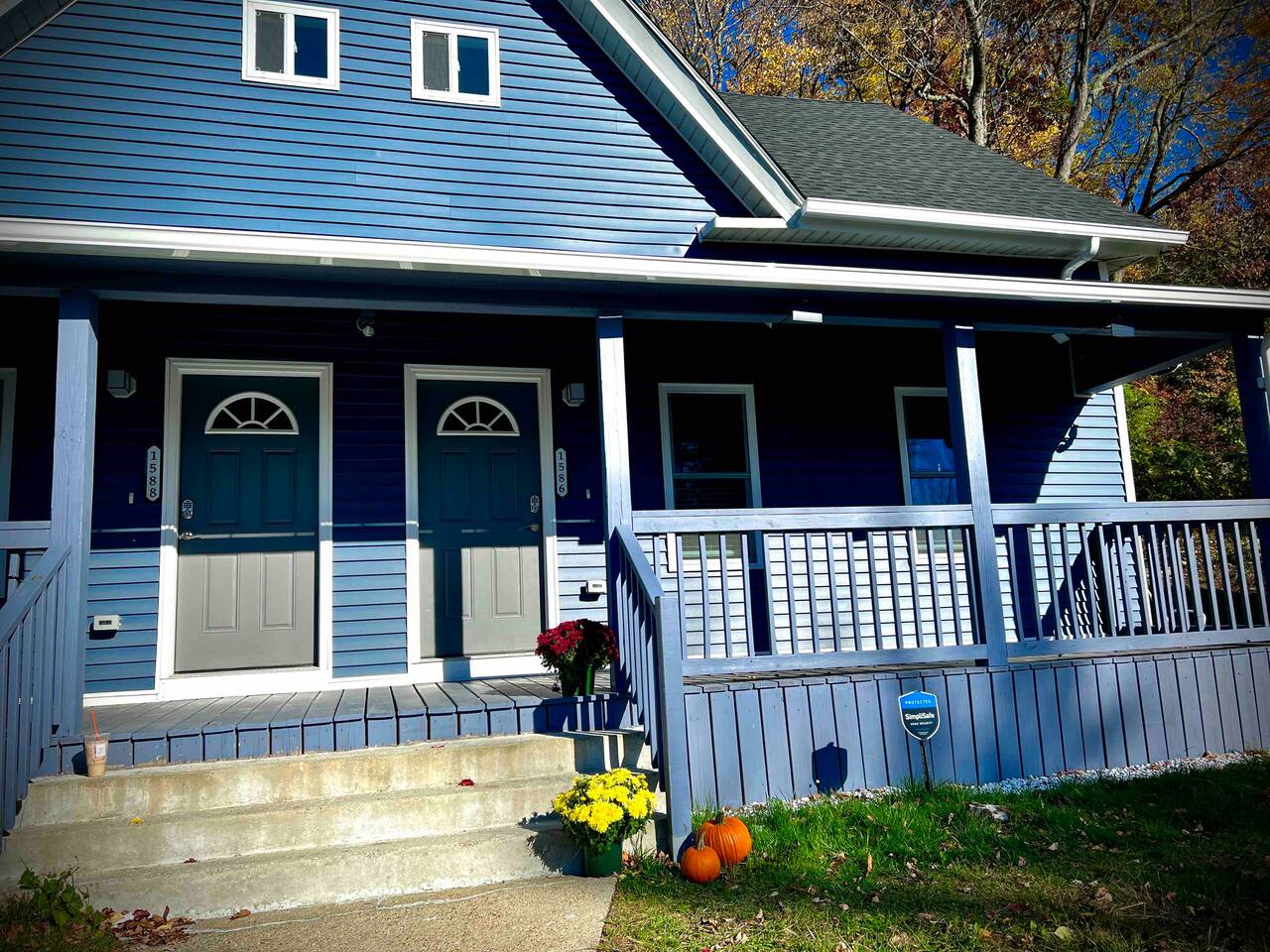 Beautifully Renovated 3 Bedroom Townhome w/parking