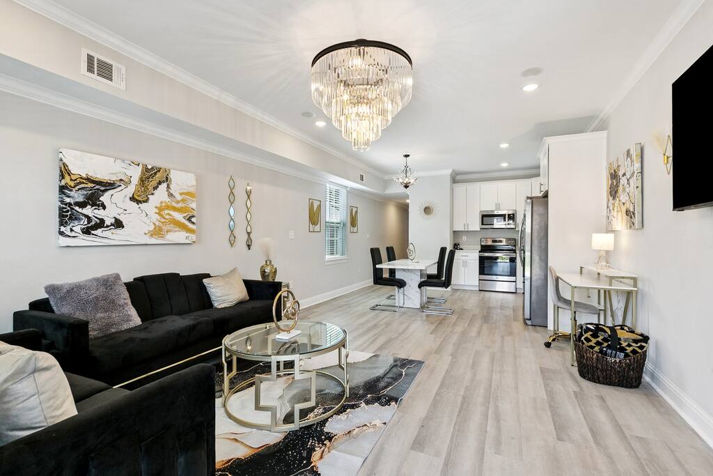 NOLA Chic Retreat | Walk to St. Charles & Magazine