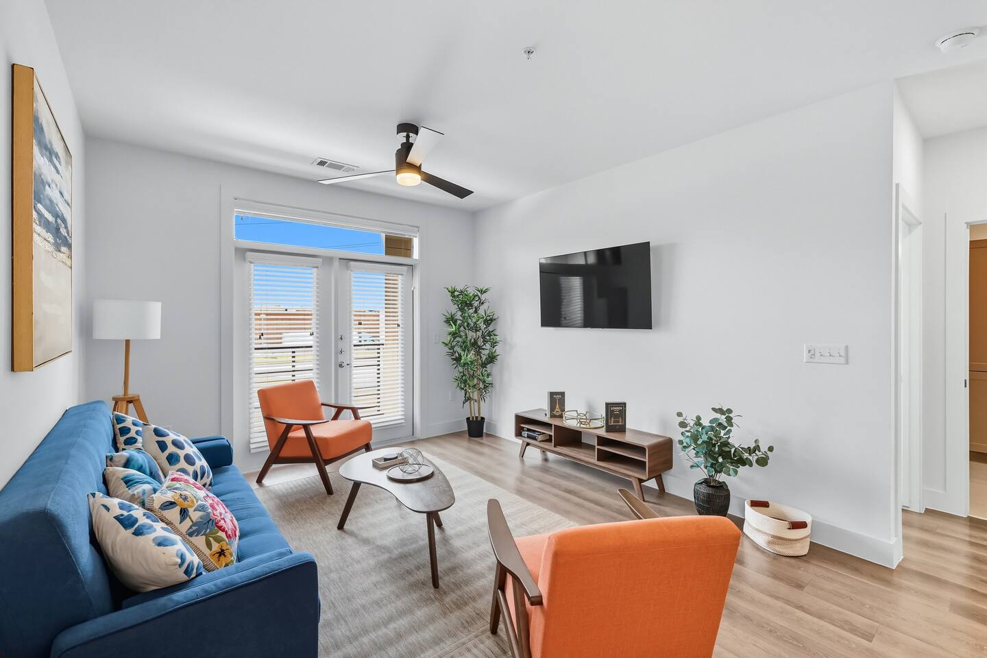 001 Chic 2B Condo, Resort Style Pool & Gym Near Stockyard, 7M to Dickies Stadium, 15M to AT&T stadium