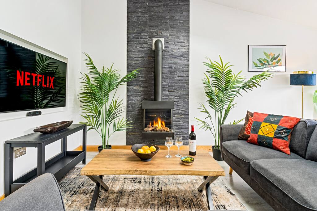 Stylish cottage with log burner & parking