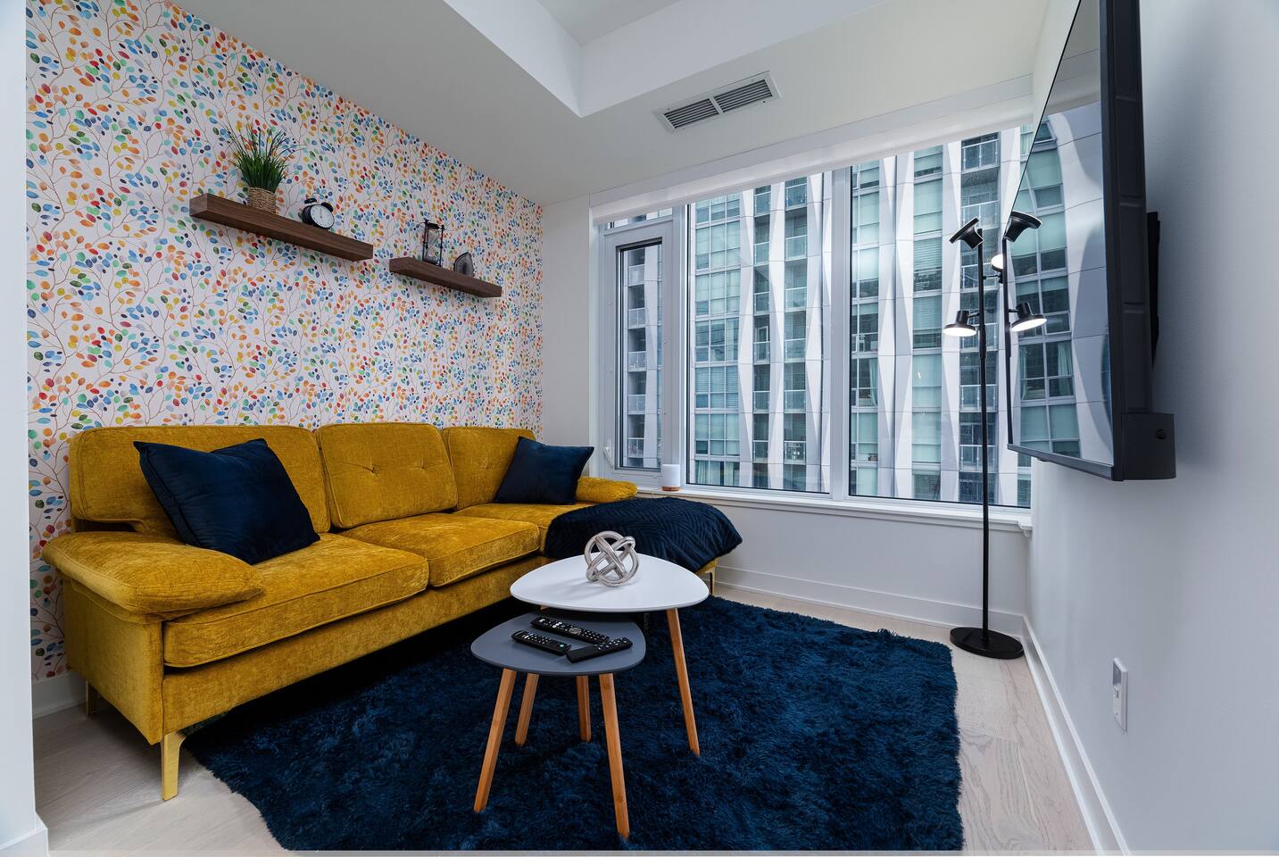Chic Yorkville Condo • Sleeps 3 • Prime Location