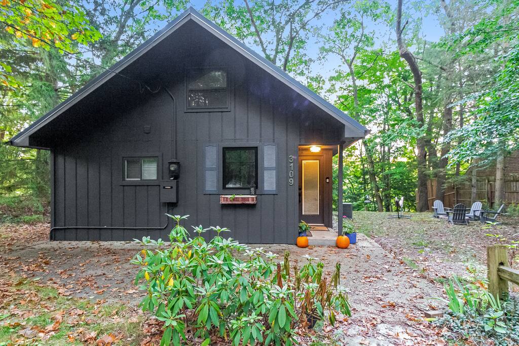 New Listing! Stylish Bungalow near Saugatuck