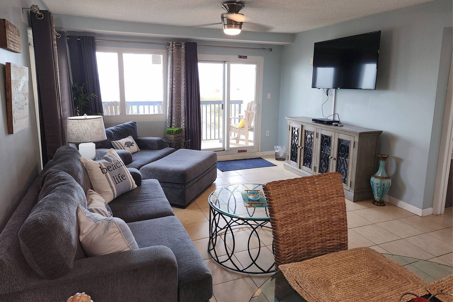 Oceanfront Condo - Balcony Views & Beach Access — photo 1