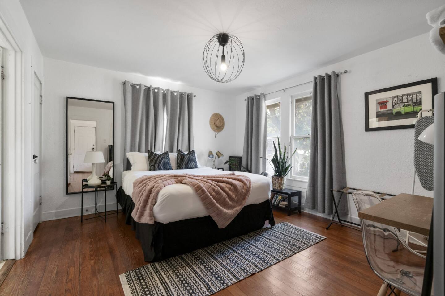 La Treehouse | Cozy East Side Stay | Full Kitchen