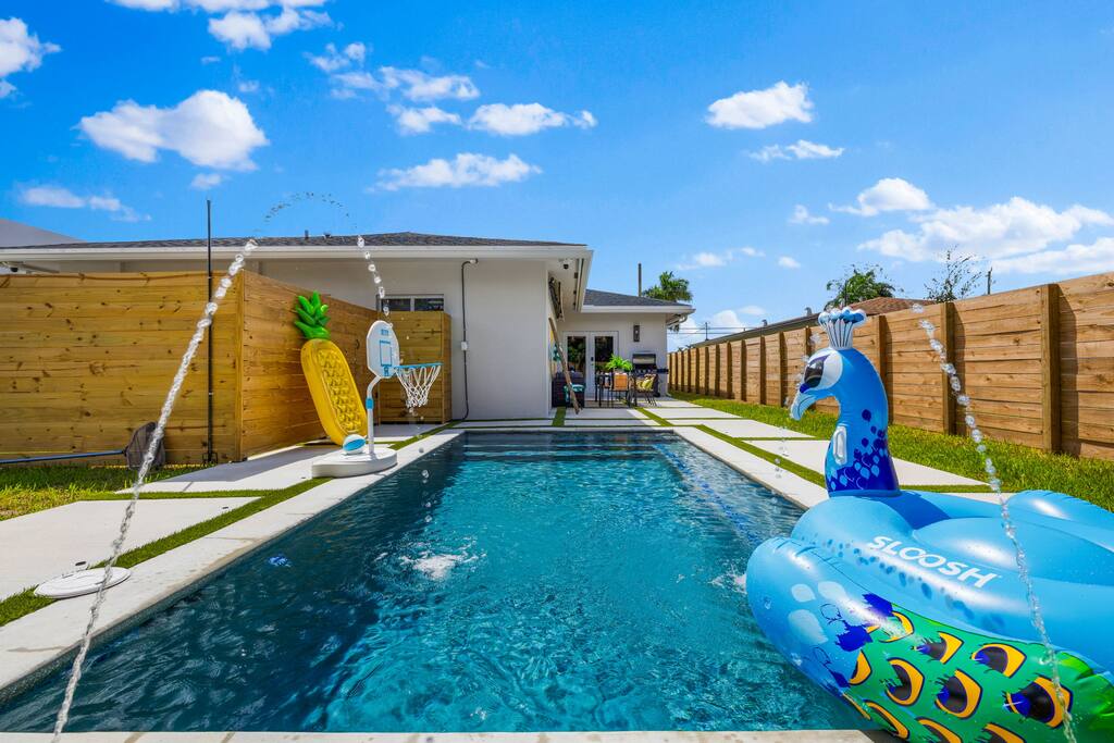 Sleeps 11, 2 King Suites, Pool, Near Everglades