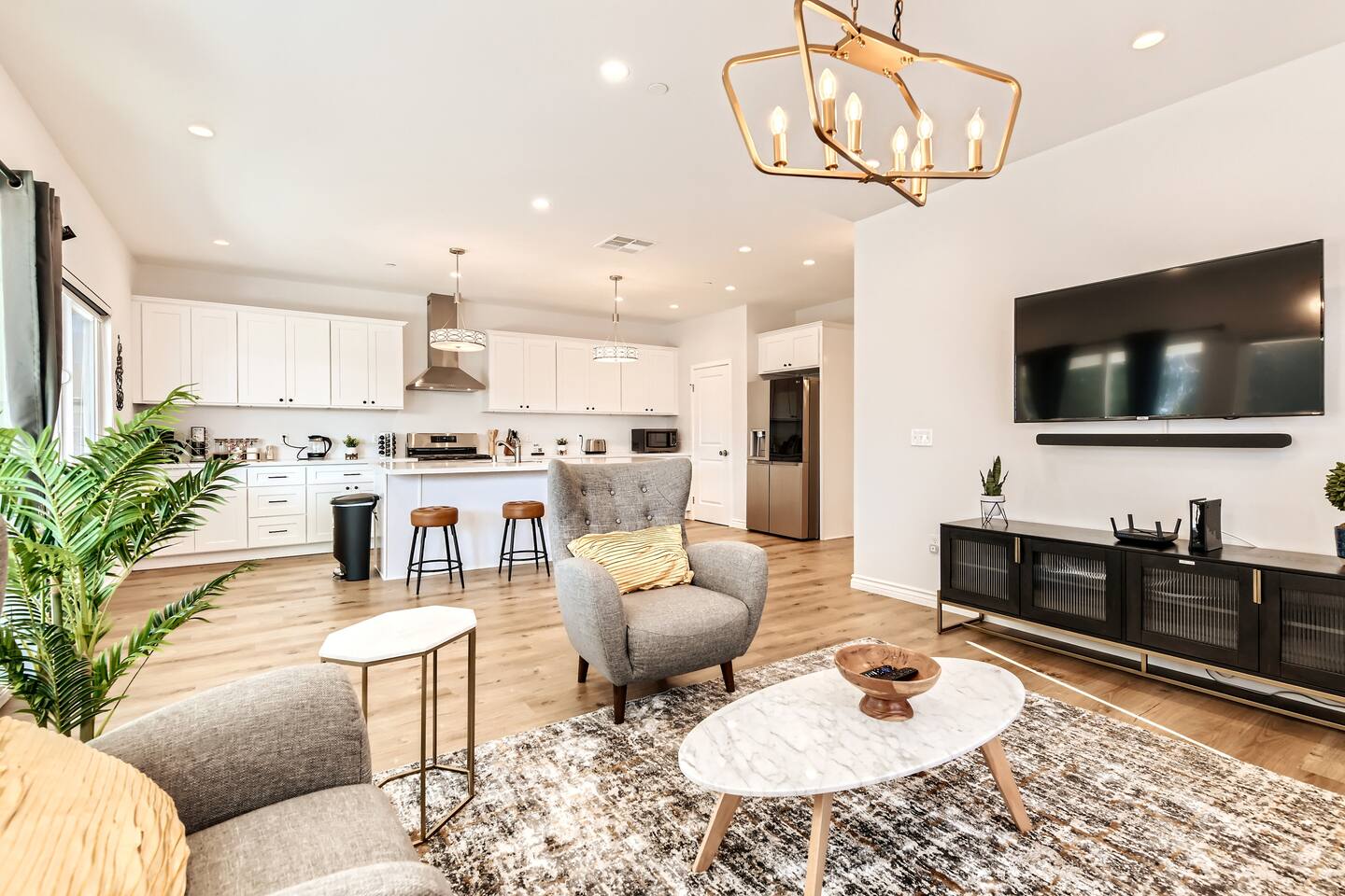 Spacious 4BR ~ Near Colleges, BBQ Patio & Dining