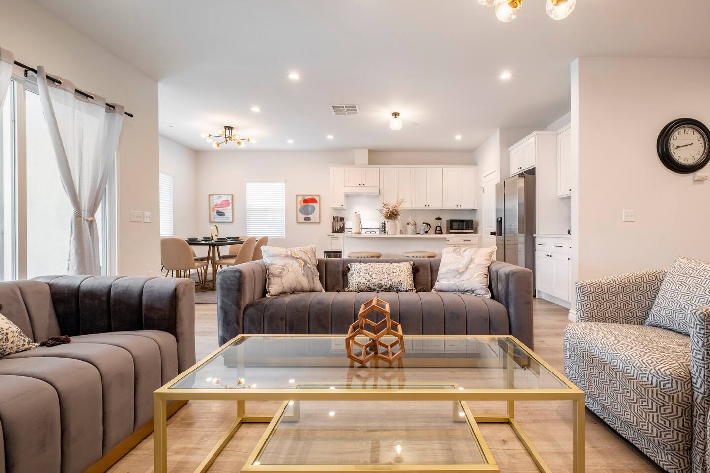 Stylish 4BR ~ Near Colleges, BBQ Patio, Pool Table