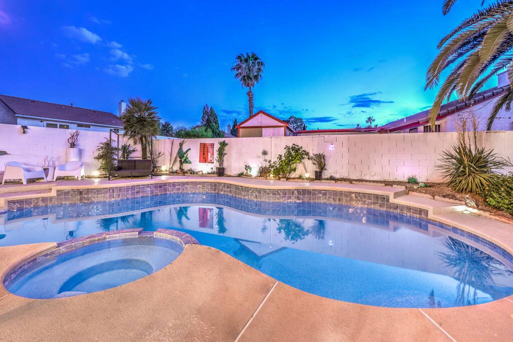 Pebbletech Pool, Hot Tub, Close to Strip, Airport