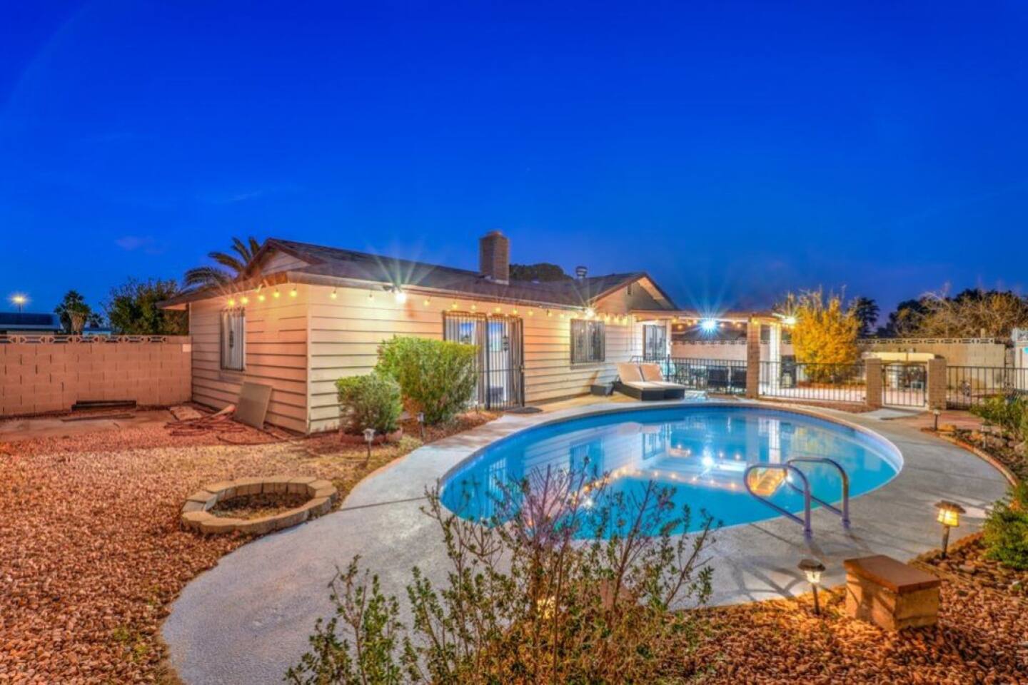 Gunderson: Extended Stay w Pool, 10 Min to Strip