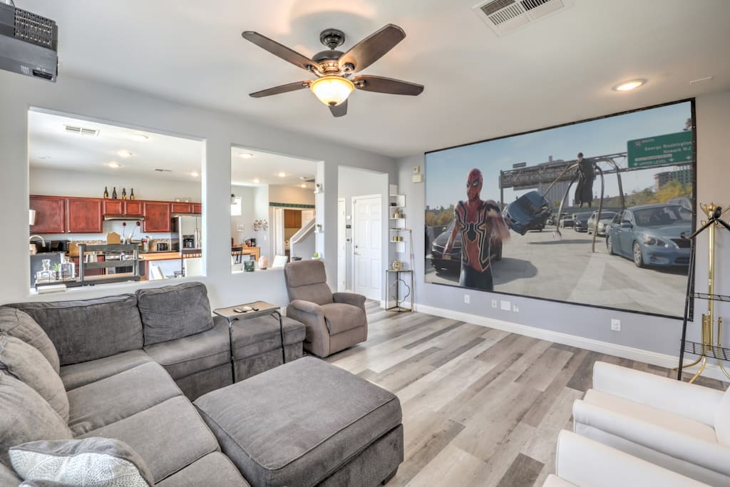 3 BR, 15 min to Strip, Full Kitchen, King Bed