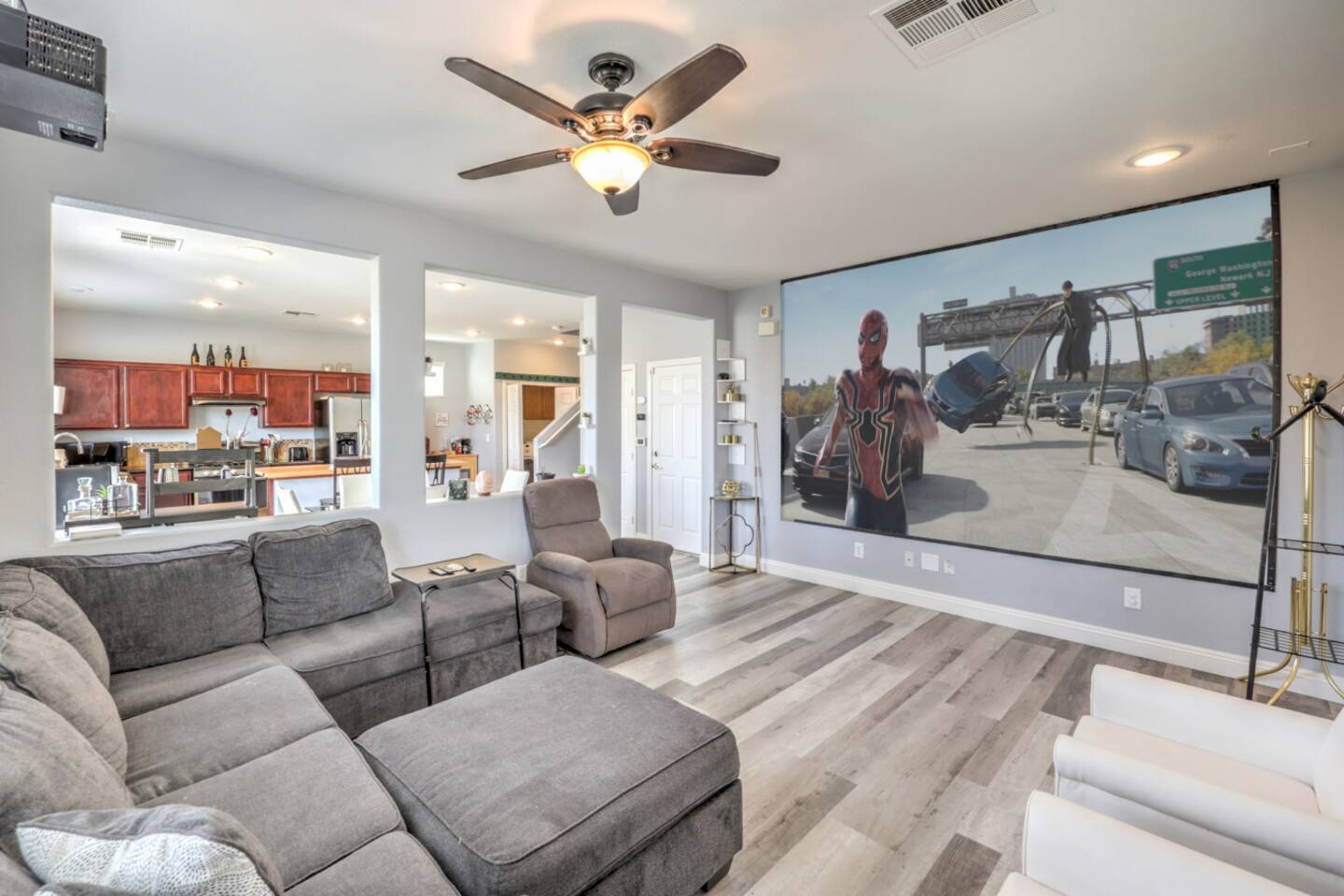 3 BR, 15 min to Strip, Full Kitchen, King Bed