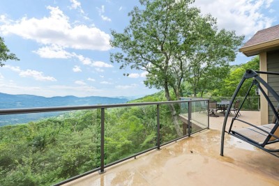 Breathe in fresh mountain air on the deck. Glass railings keep your view unobstructed as you dine or lounge with a backdrop of sweeping ridgelines. After skiing, hiking or biking on Beech Mountain, this is the perfect spot to savor sunsets.