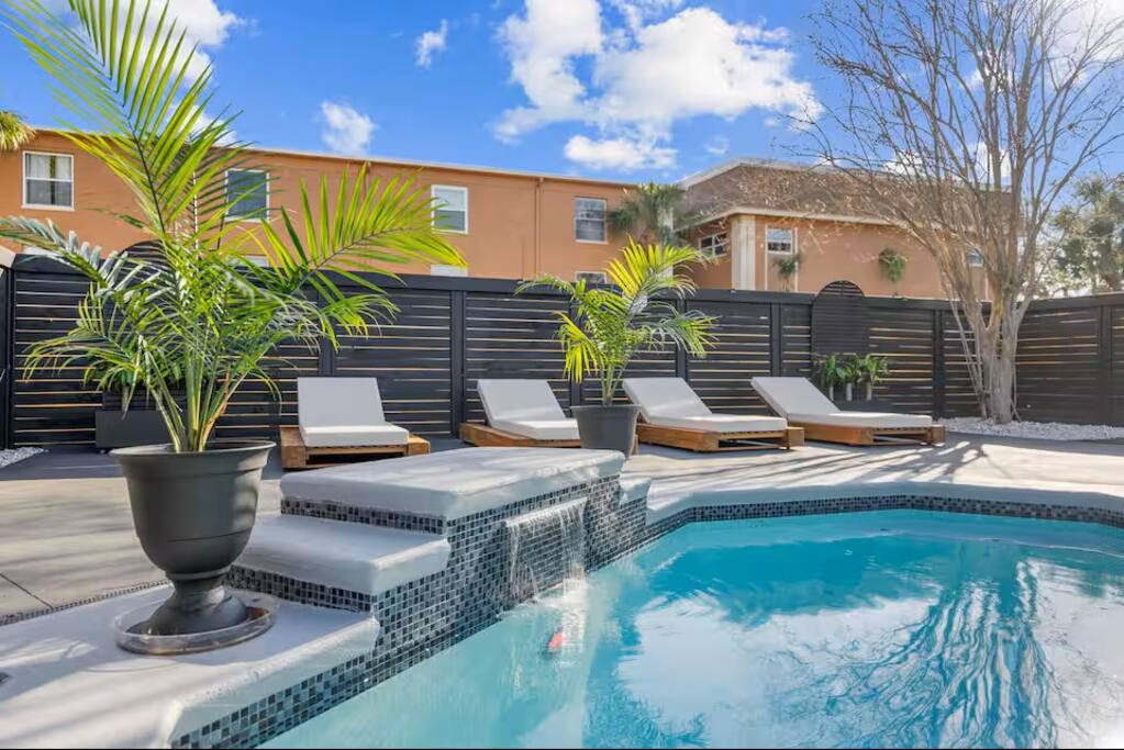 Luxury Poolside Paradise / Heated Pool