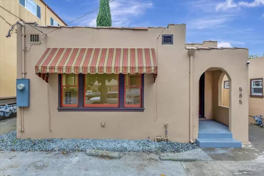 Downtown 2BR Historic Spanish Bungalow + Parking