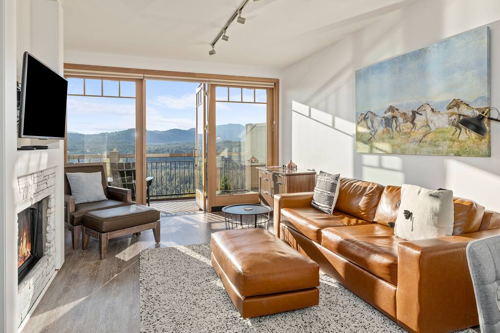 Modern 1BR Retreat with Fireplace & Mountain Views
