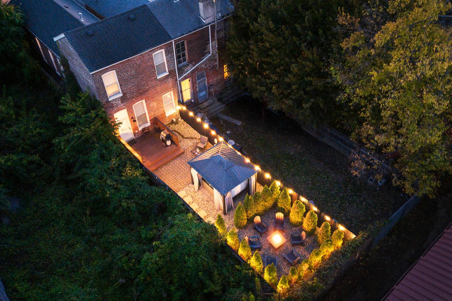 The Manhattan ~ Hot Tub, Fire Pit, Grill & Chill