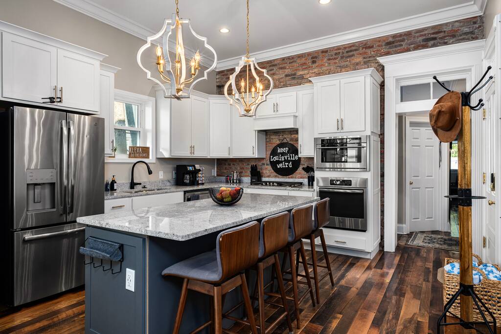 The Boulevardier~Hot Tub, Fire Pit, Mini Golf, BBQ