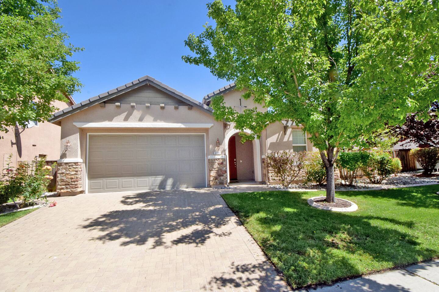 4BR, Garage, King Suite, 20 min to Lake Tahoe/Reno