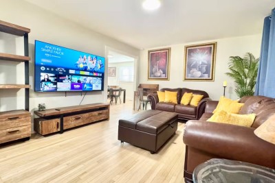 Iconic 2BR Bungalow + Parking, Steps to Downtown photo 2