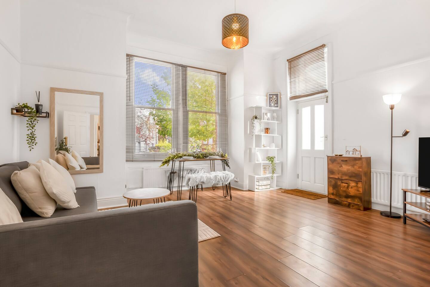 Stylish 1BR Flat-Terrace-Free Parking-Rail Station