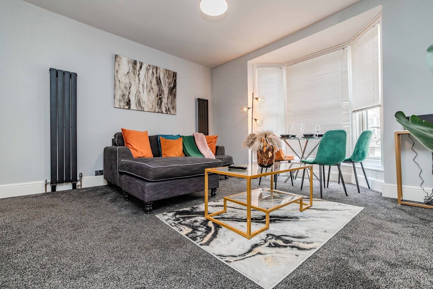 Eastbourne 2 Bedroom Apartment Next to Shopping Centre and Beach