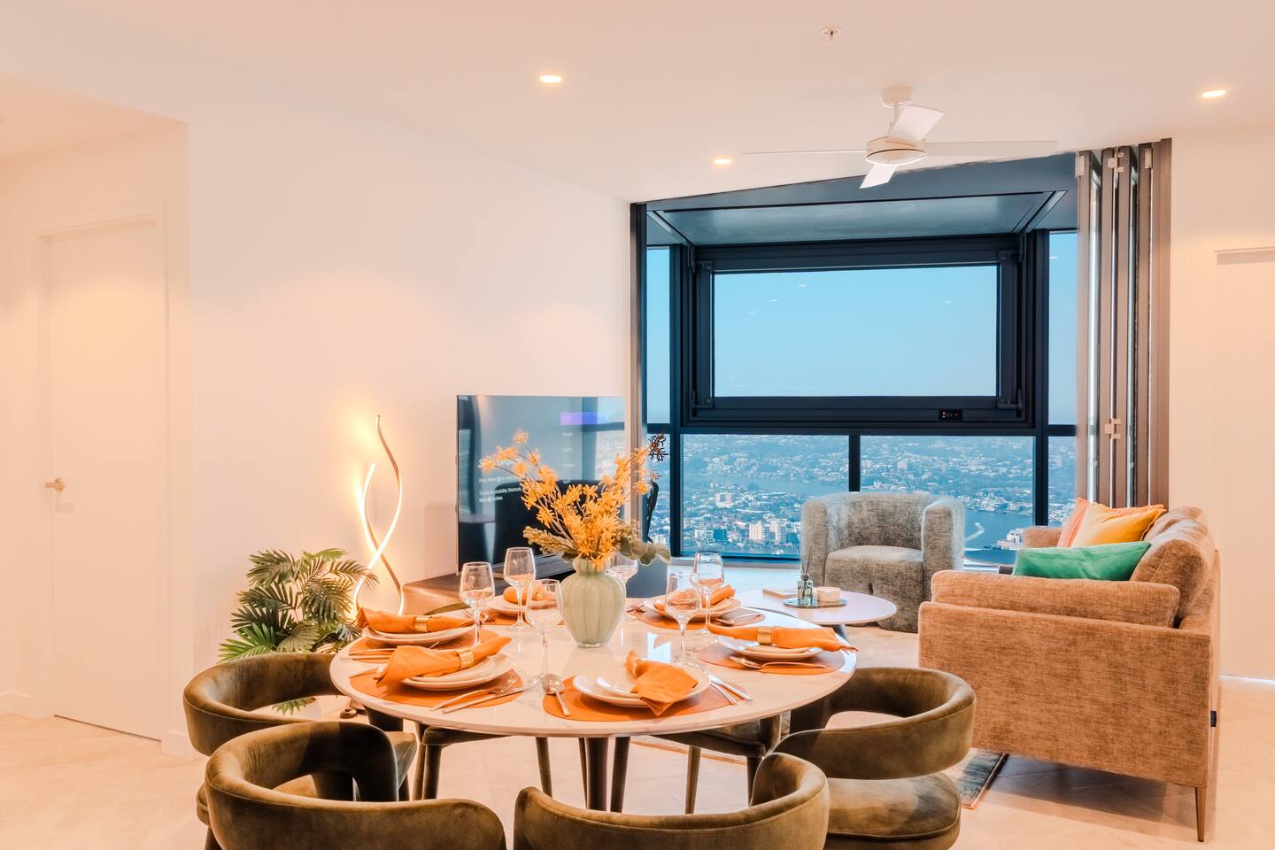 Sky Palace — Luxe Queen’s Wharf Apt + Carpark - Apartment