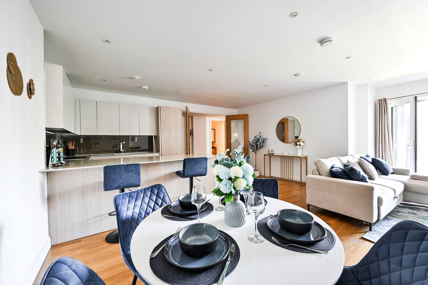 Host My Nest: 2-Bed w/ Parking by Thames