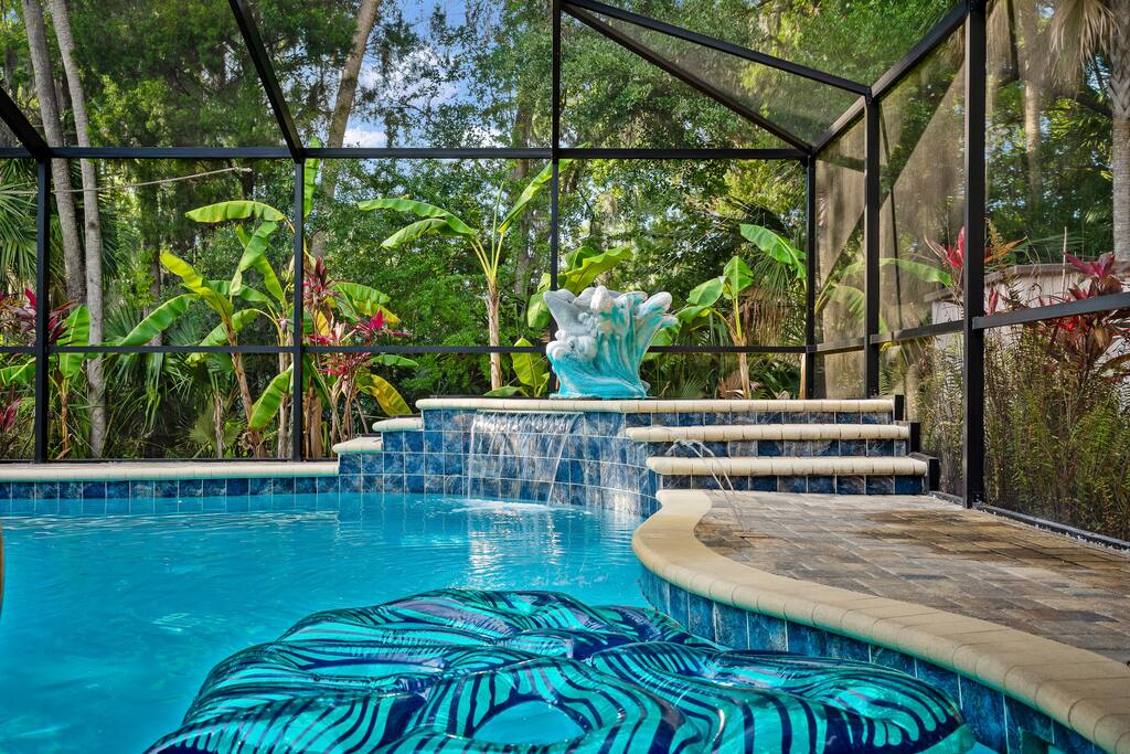 Tropical Oasis w/ Heated Pool* 3 mins Sis Spring