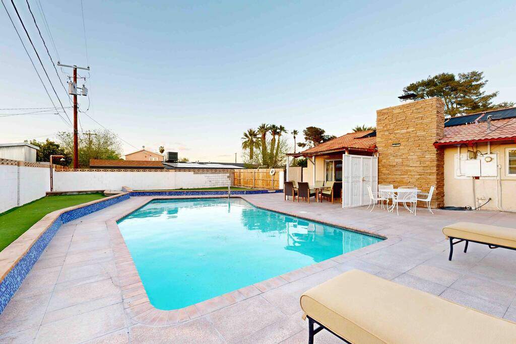 Trendy lux house near strip* Pool *hottub-Kirkland