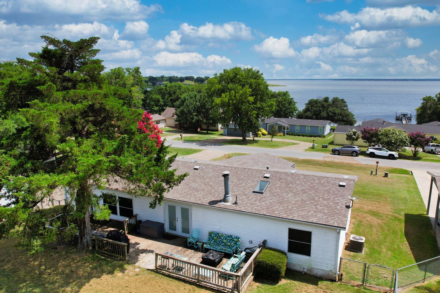 Spacious & Cozy Lake house * Walk to Cedar Creek