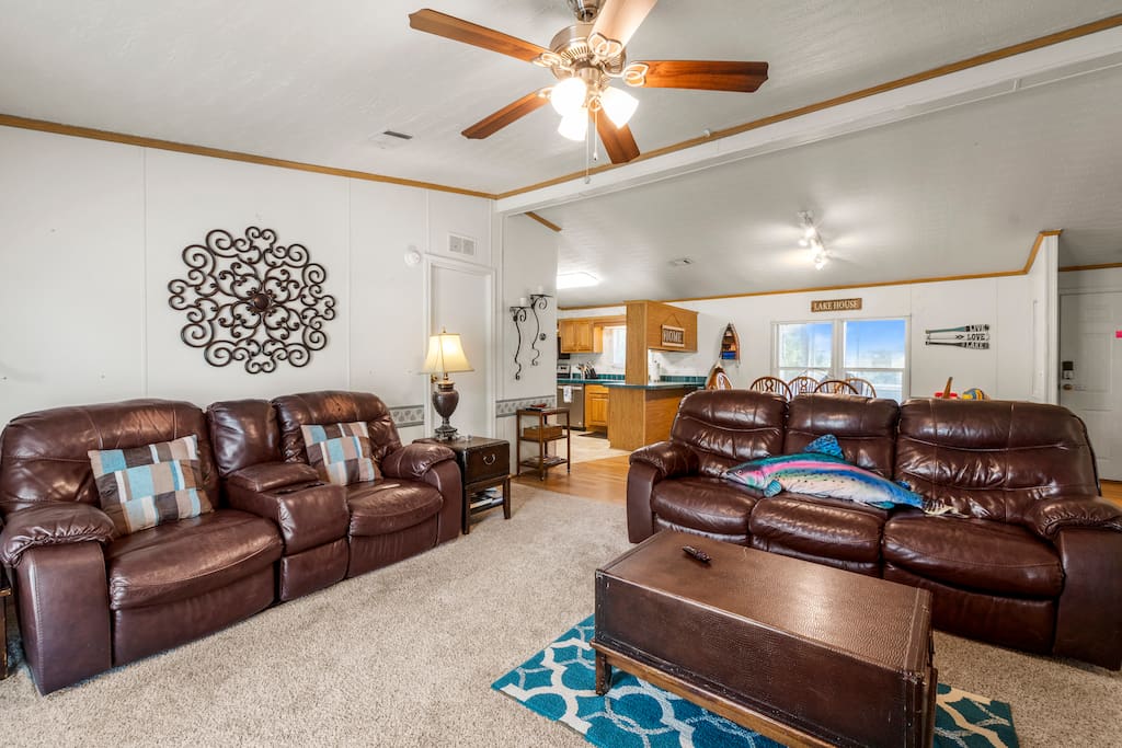 Spacious & Cozy Lake house * Walk to Cedar Creek