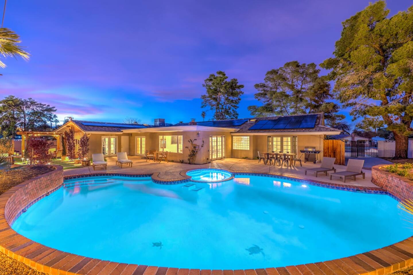 Vegas Mansion: Pool, Spa, Sauna, Theatre, By STRIP