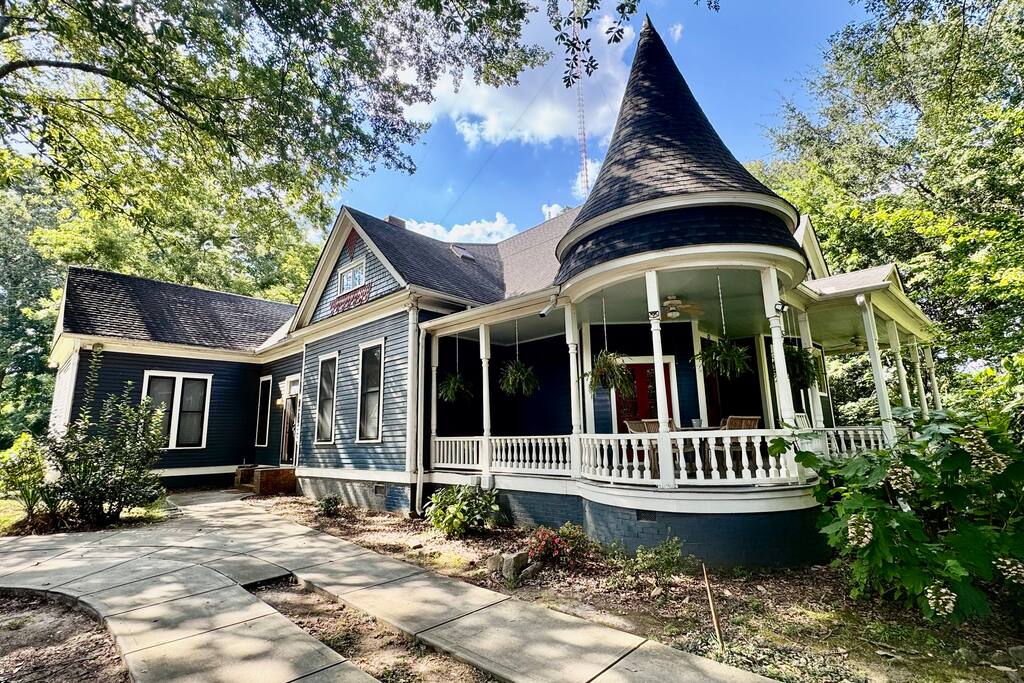 Porch Swing & Turret Dreams – 4BR in Kirkwood