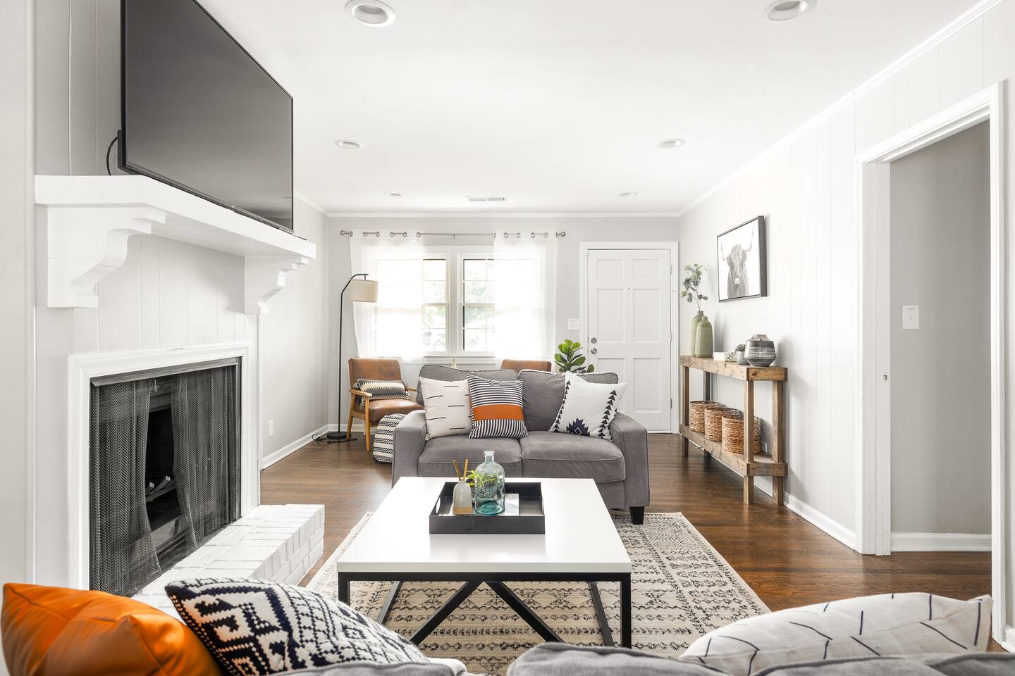 Modern Tech-Savvy Retreat with Stylish Tiny House - Holiday Home