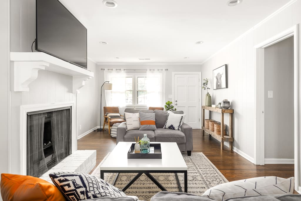 Modern Tech-Savvy Retreat with Stylish Tiny House
