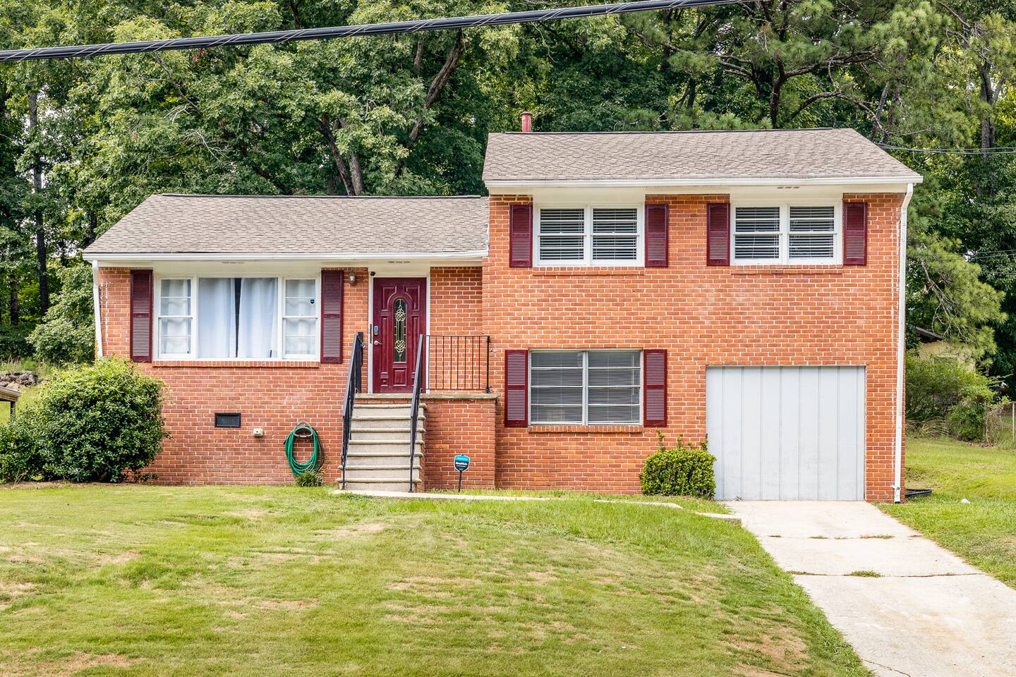 Modern 4-Bedroom Retreat with High-Tech Amenities - Holiday Home