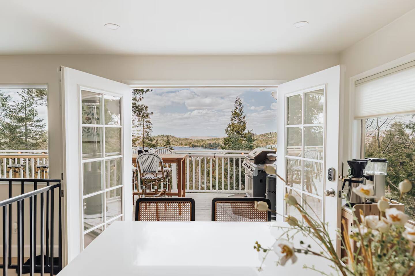 Lake VIEWS, Hot Tub, EV Charger, Family-Friendly