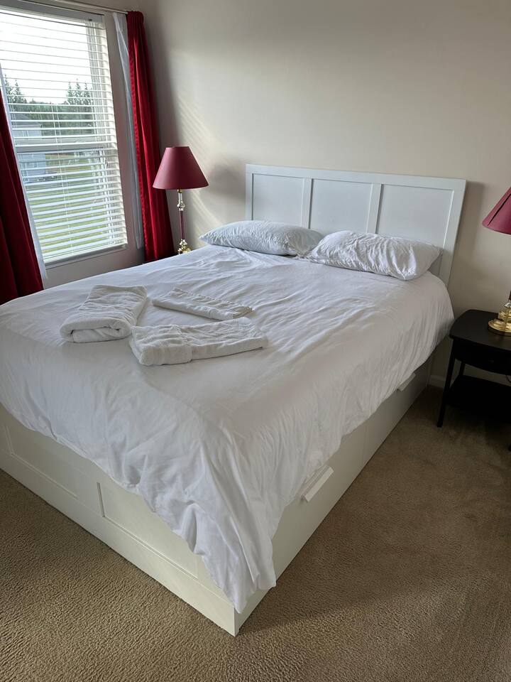 Private Bathroom | Queen Bed | Fast WiFi | Parking
