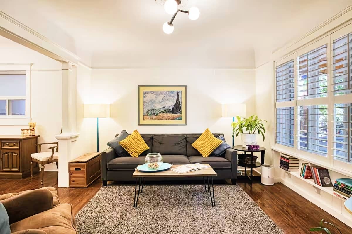 Downtown-king bed- BBQ- free parking- near ttc