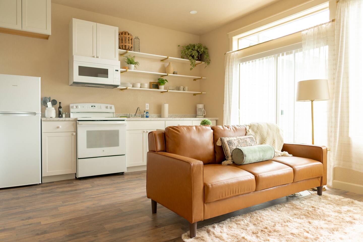 Stylish 1-Bedroom ADU | Modern Comfort + Design - Double Room