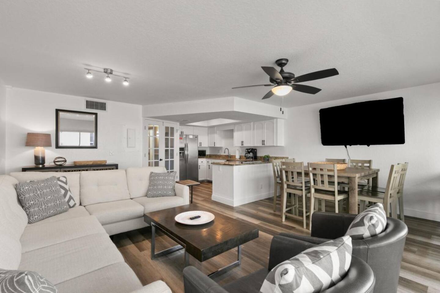 Gorgeous, 4 mins to the beach, boat dock, parking!